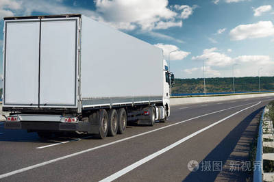 一輛卡車(chē), 集裝箱在道路, 貨物運(yùn)輸和航運(yùn)概念